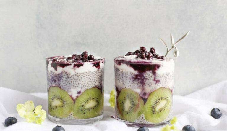 CHIA PUDDING WITH BLUEBERRIES AND KIWI