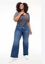 DOES SIZE MATTER - GIRL WEARING BLUE JEANS AND A GRAY T-SHIRT