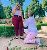 WOOPLUS DATING SITE = GUY PROPOSING TO GIRL DOWN ON ONE KNEE