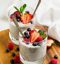 CHANGE YOUR RELATIONSHIP WITH FOOD. ENJOY A DELICIOUS CHIA PUDDING WITH STRAWBERRIES AND BLUEBERRIES ON TOP