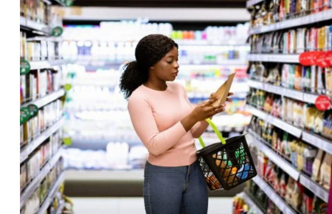 HEALTHY EATING GROCERY SHOPPING - LADY AT THE END OF AISLES LOCATION IN THE GROCERY STORE