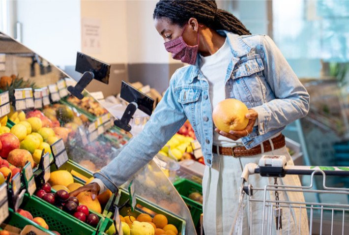 YOUNG WOMEN SHOPPING FOR HEALTHY PRODUCE AT A GROCERY STORE. WEIGHT MAINTENANCE. EMBRACING A HEALTHY ACTIVITIES - YOUNG LADY DOING HEALTHY FOOD SHOPPING