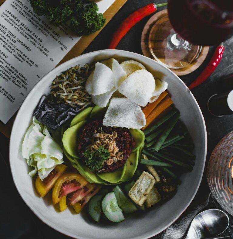 THE KIET DIET IN A BOWL OF HEALTHY NUTRITOUS GREENS VEGGIES, TOMATOES,ETC