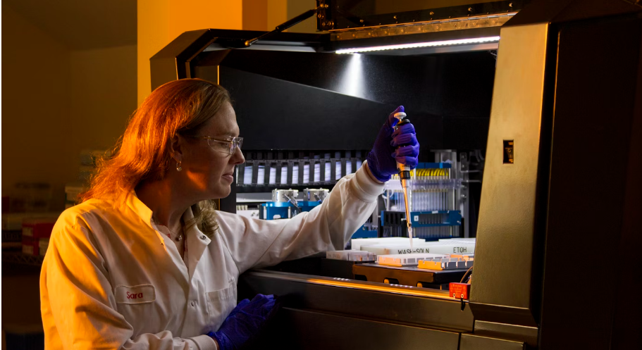 LADY DOING RESEARCH ON DNA AT A LAB