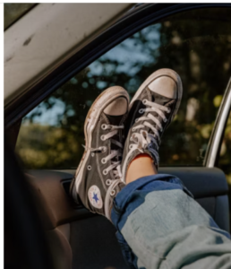 THIS PERSON WEARS PLUS SIZE DENIM JEANS AND  SNEAKERS