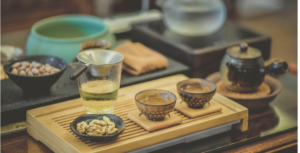 IMAGE OF THE BEST HERBAL TEAS ON A BEIGE TRAY